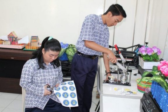 kewirausahaan membuat pin