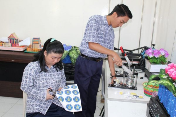 kewirausahaan membuat pin